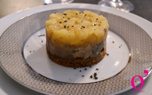 Foie gras sur lit de pain d'épice et compotée de pommes